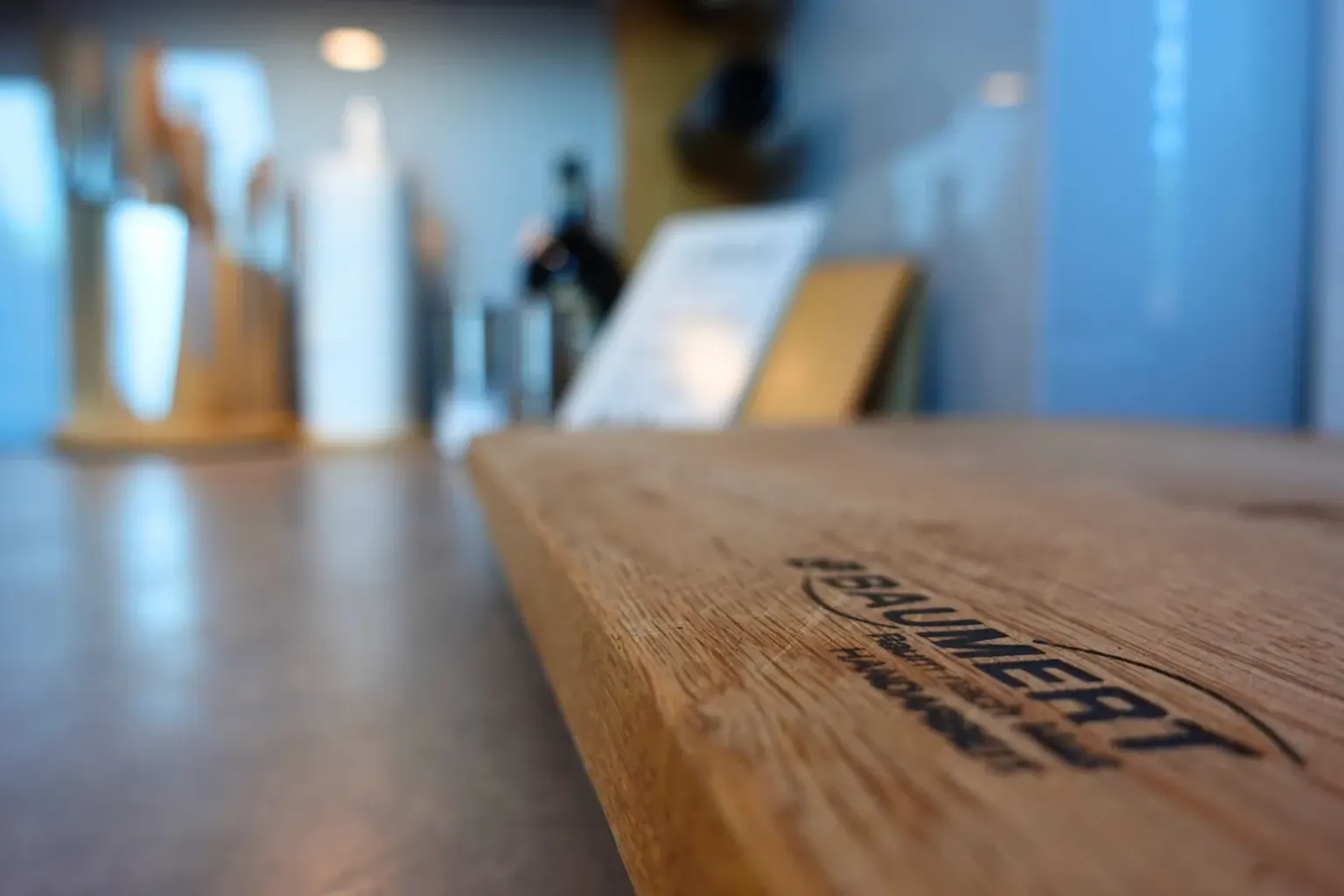 Massivholz-Arbeitsplatte mit eingebranntem Baumert-Logo in einer Küche der Tischlerei Baumert