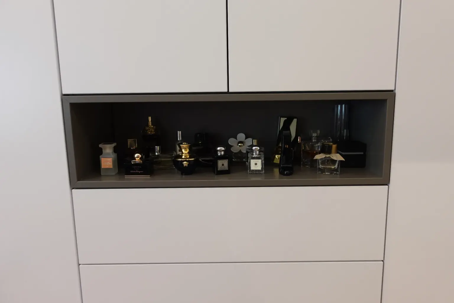 Armario – Einbaukleiderschrank nach Maß mit beleuchteter Nische, Ansicht 1