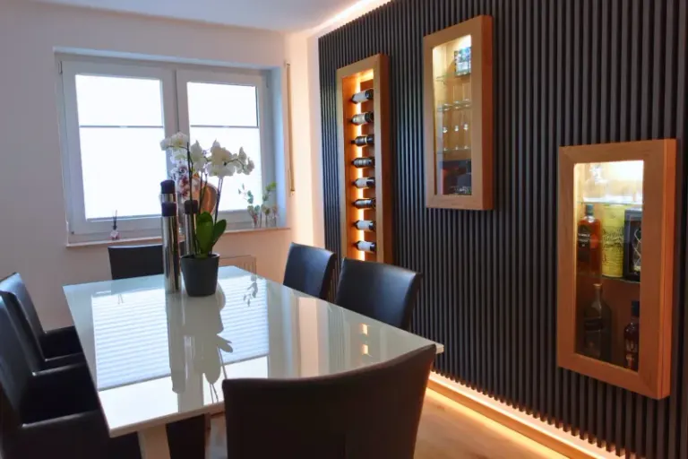 Bodega – Lounge mit Lamellenwand und integriertem Weinregal, Tischlerei Baumert Oberhausen