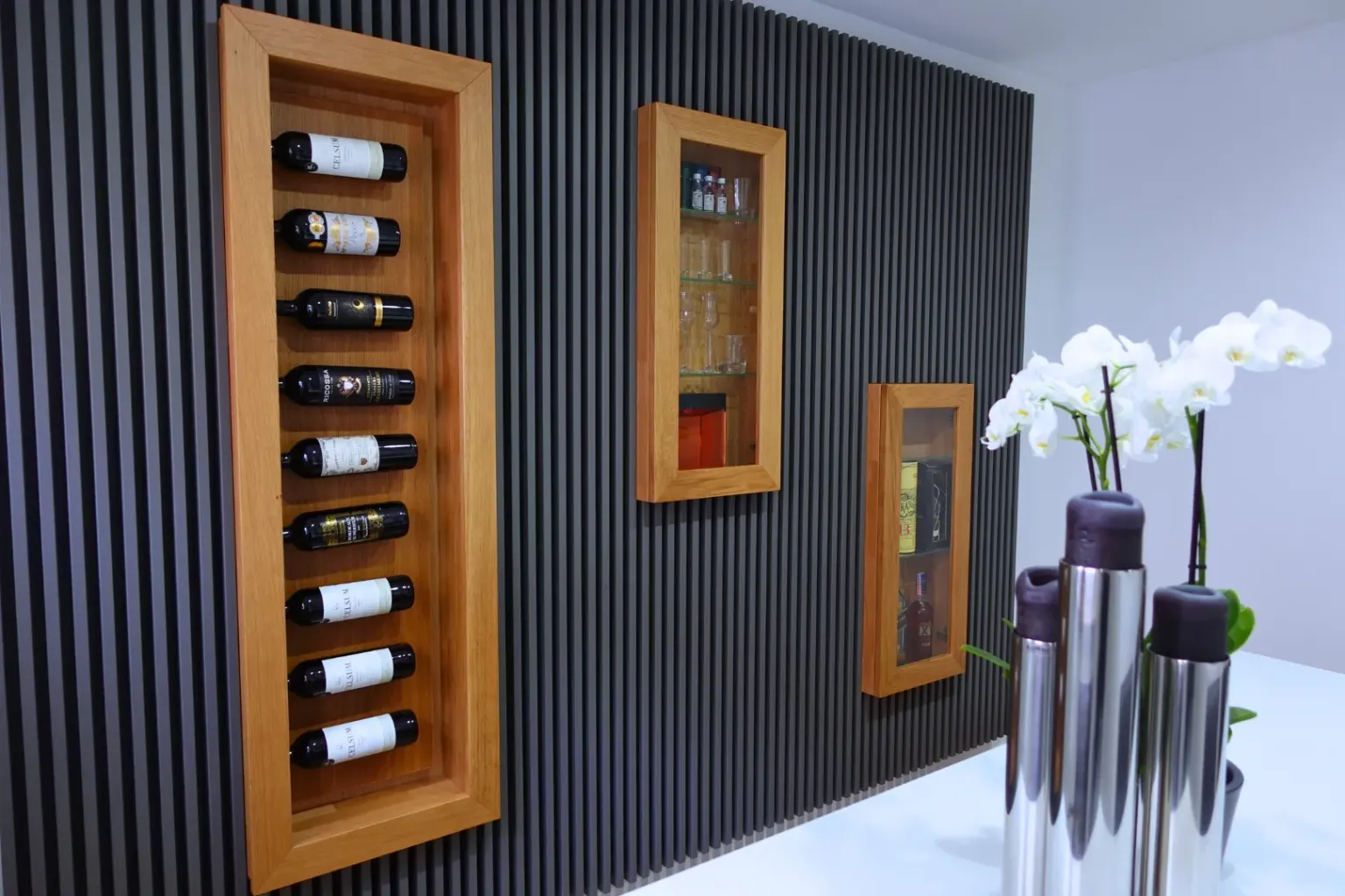 Bodega – Lounge mit Lamellenwand und integriertem Weinregal, Ansicht 3