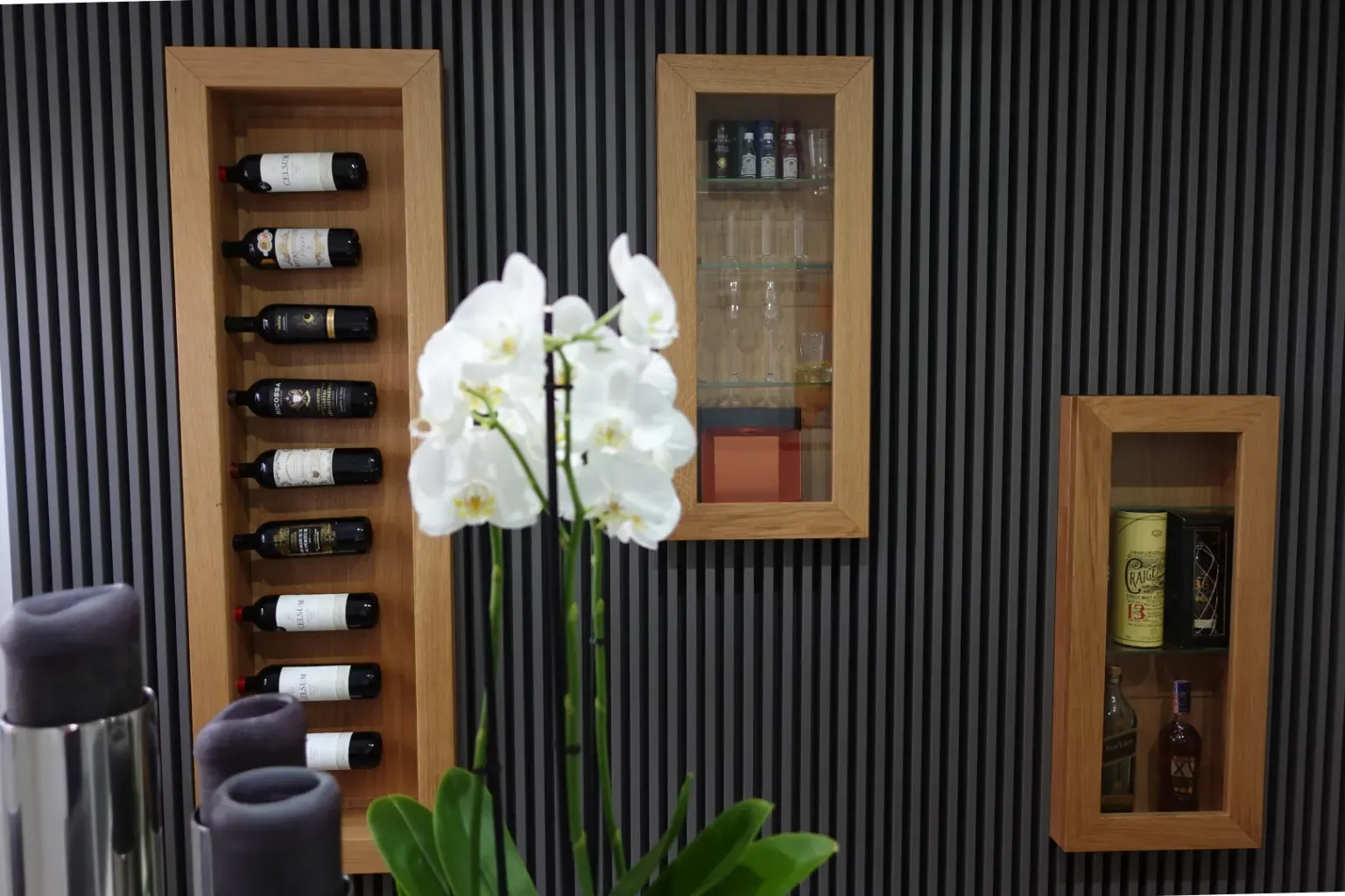 Bodega – Lounge mit Lamellenwand und integriertem Weinregal, Ansicht 4