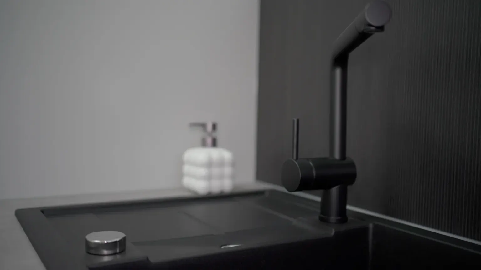 Cocina – Grifflose L-Küche mit NEFF-Geräten, Ansicht 4