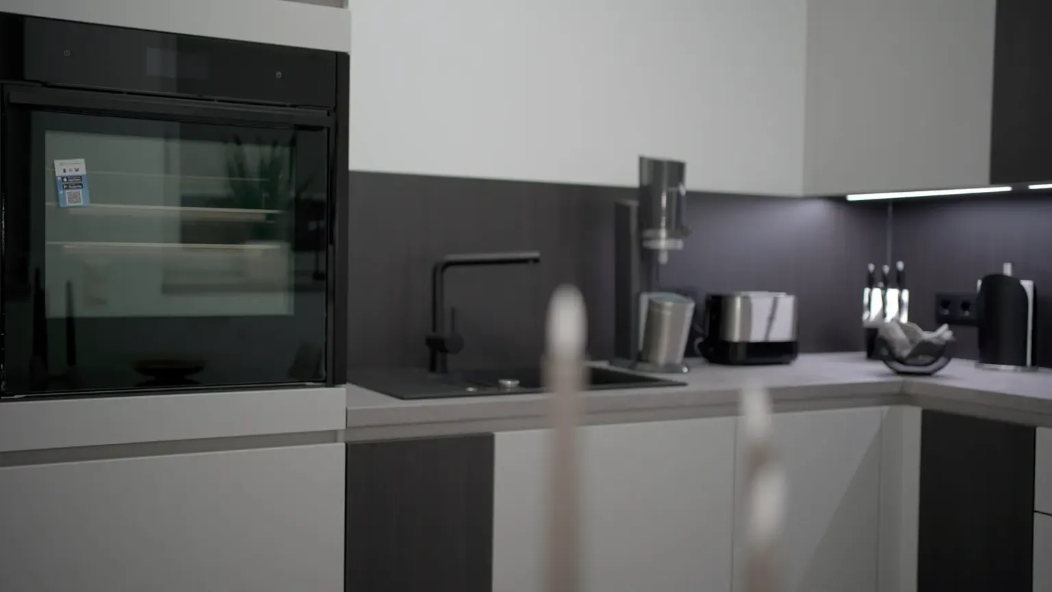 Cocina – Grifflose L-Küche mit NEFF-Geräten, Ansicht 5