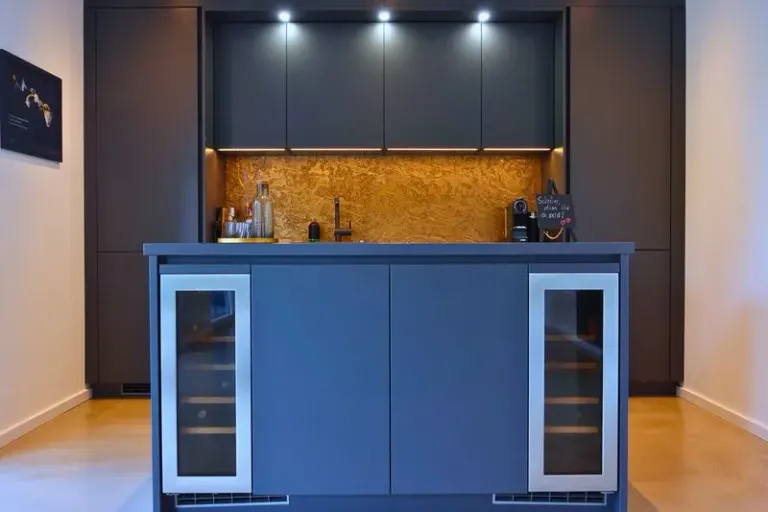 Dorada – Designküche mit goldener Nischenrückwand