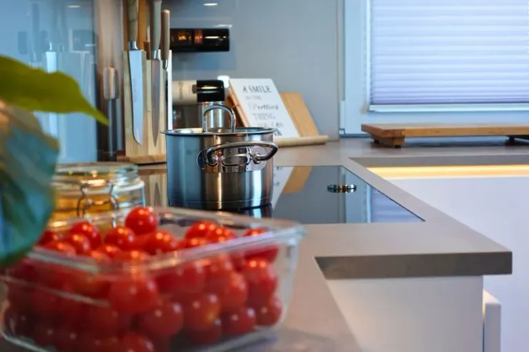 Küche mit integriertem Gewürzschrank