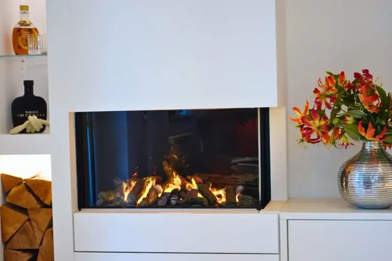 Hogar – Kaminverbau nach Maß mit Holzstauraum