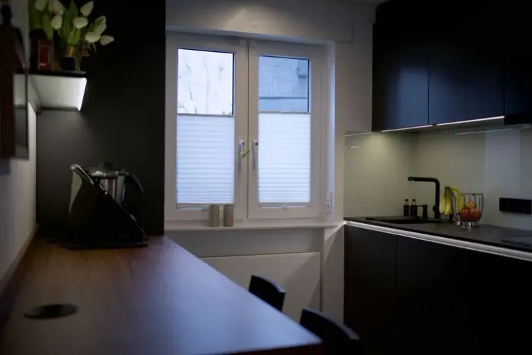 Noche – Dunkle Küche mit LED-Arbeitsflächen