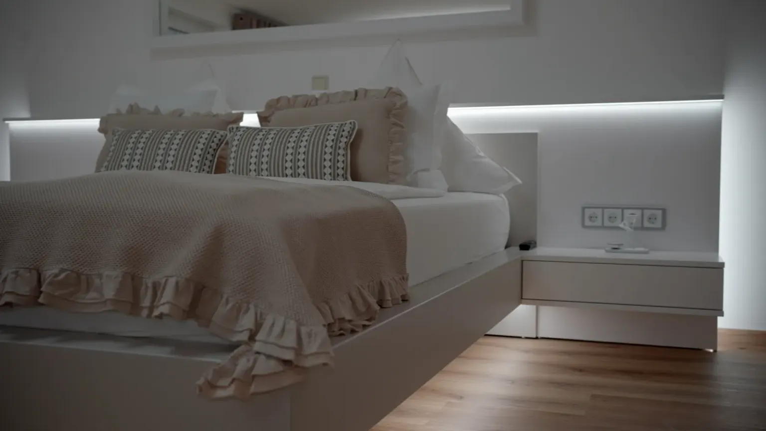 Nube – Schlafzimmer mit TV-Wand nach Maß, Ansicht 2