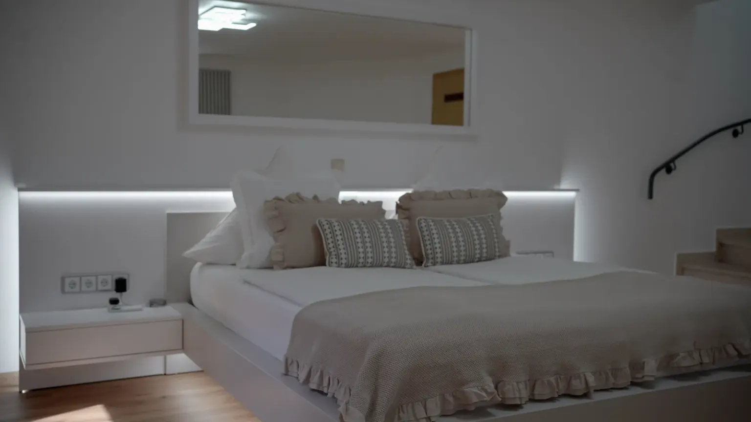 Nube – Schlafzimmer mit TV-Wand nach Maß, Ansicht 3