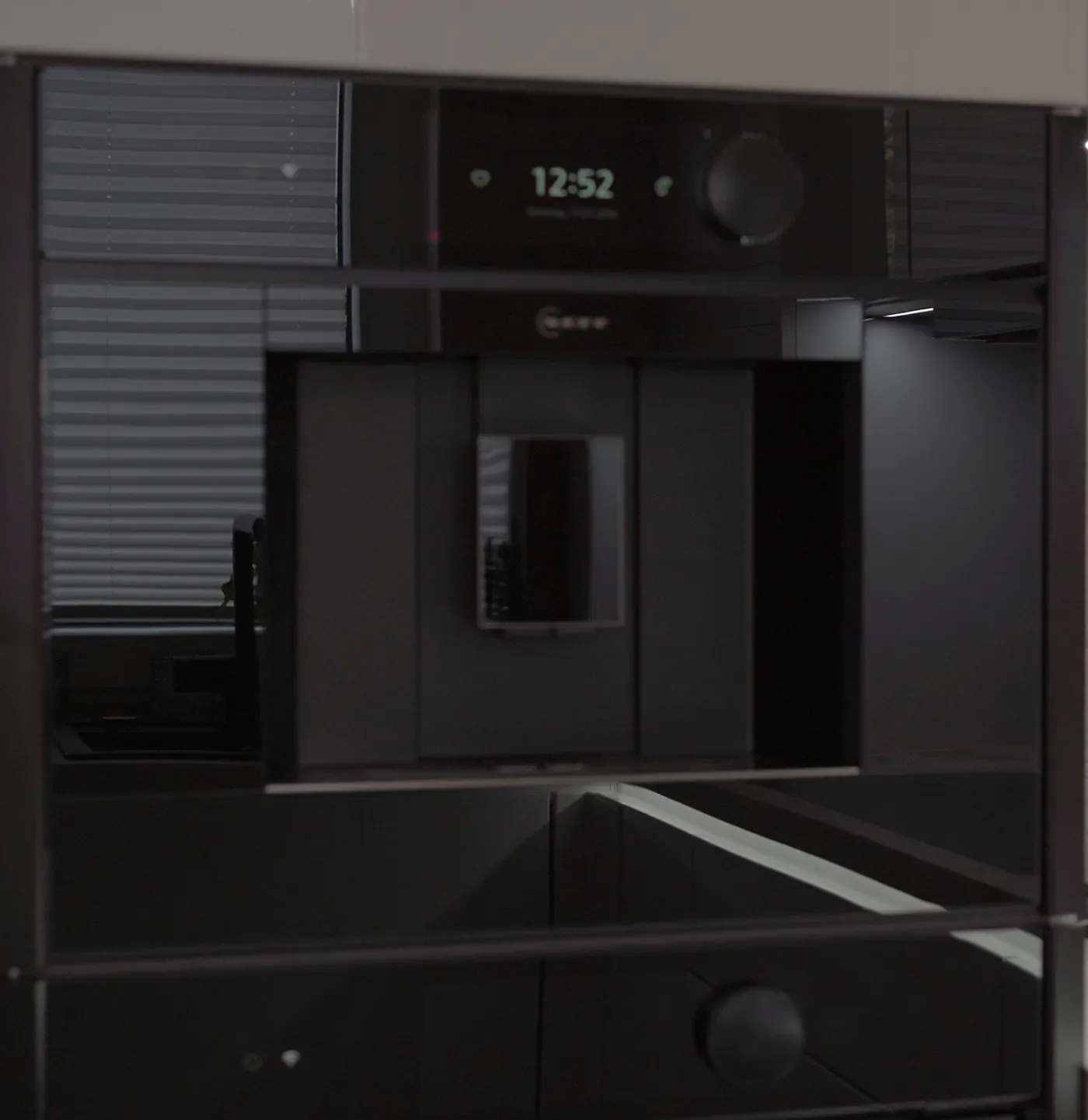 NEFF Einbau-Kaffeevollautomat mit Display in einer schwarz verglasten Gerätezeile