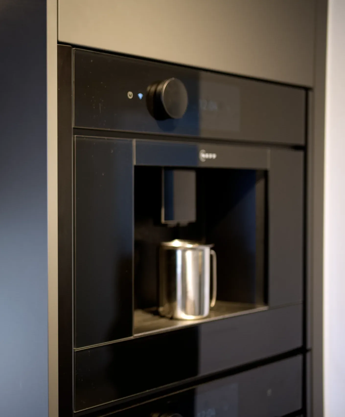Schwarzer NEFF Einbau-Kaffeevollautomat mit Edelstahl-Milchkännchen